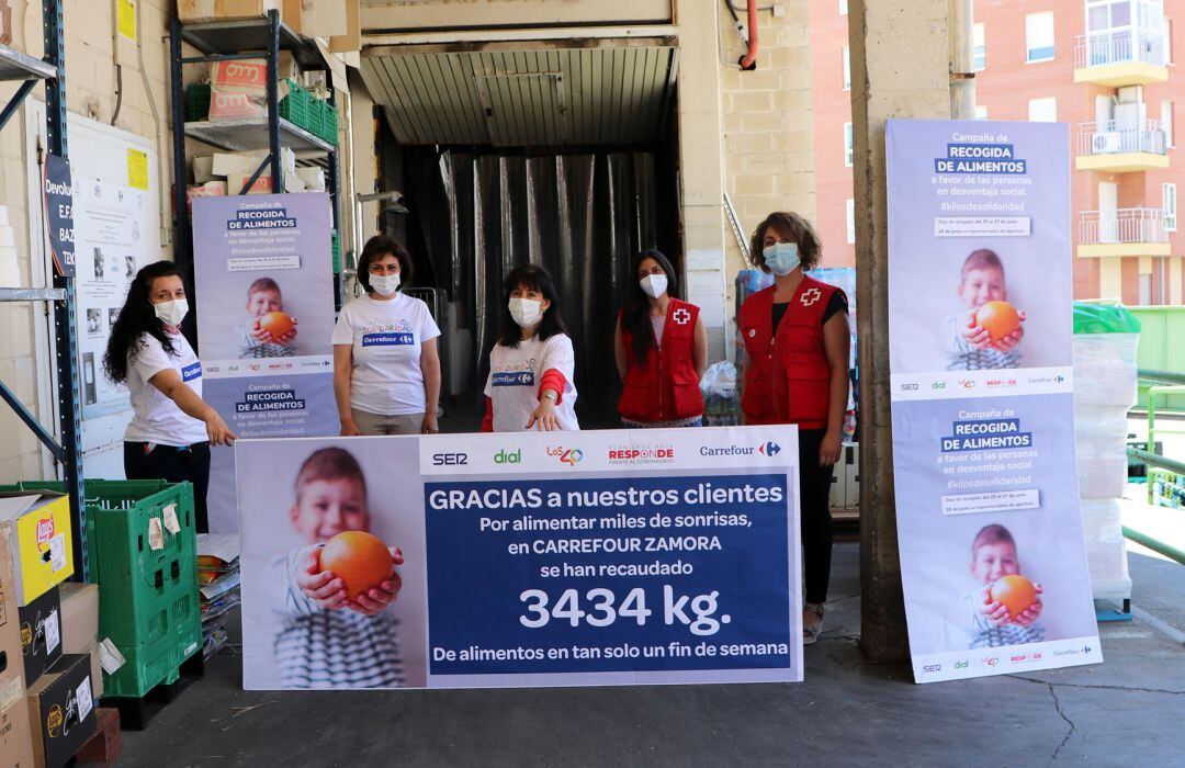 Momento de la entrega de los alimentos a Cruz Roja en Zamora