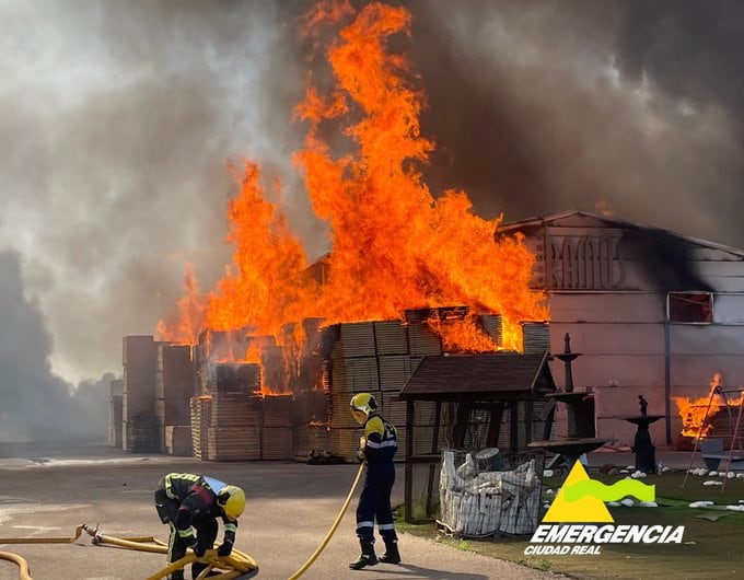 Bomberos actuando en un incendio producido en nave industrial dedicada a madera y forja, en la CM-412 cerca de Pozuelo de Calatrava, ya controlado