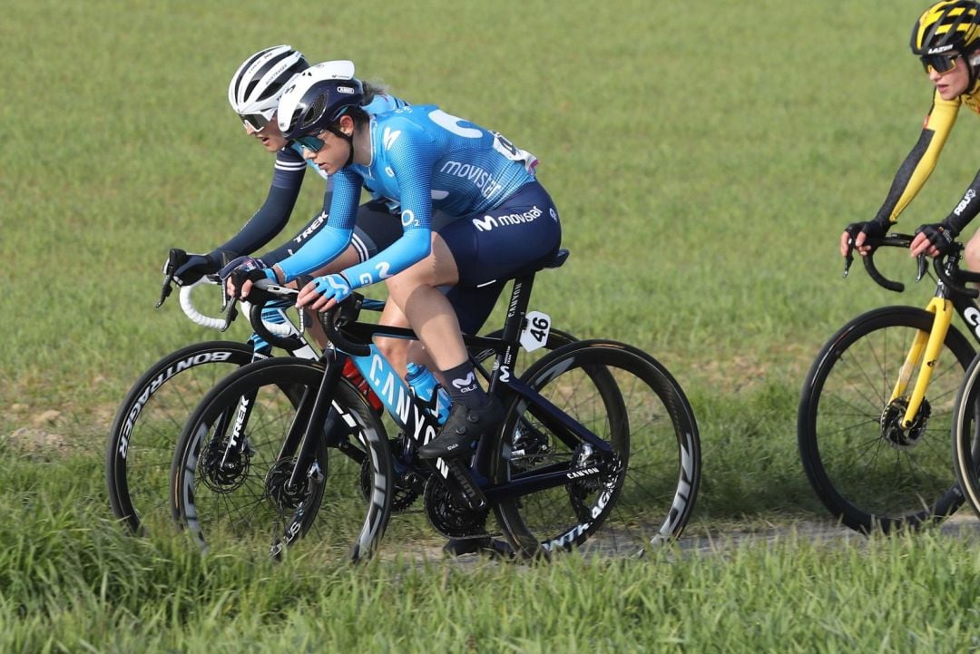 Sara Martín (Movistar Team) en el desarrollo de la prestigiosa Amstel Gold Race.