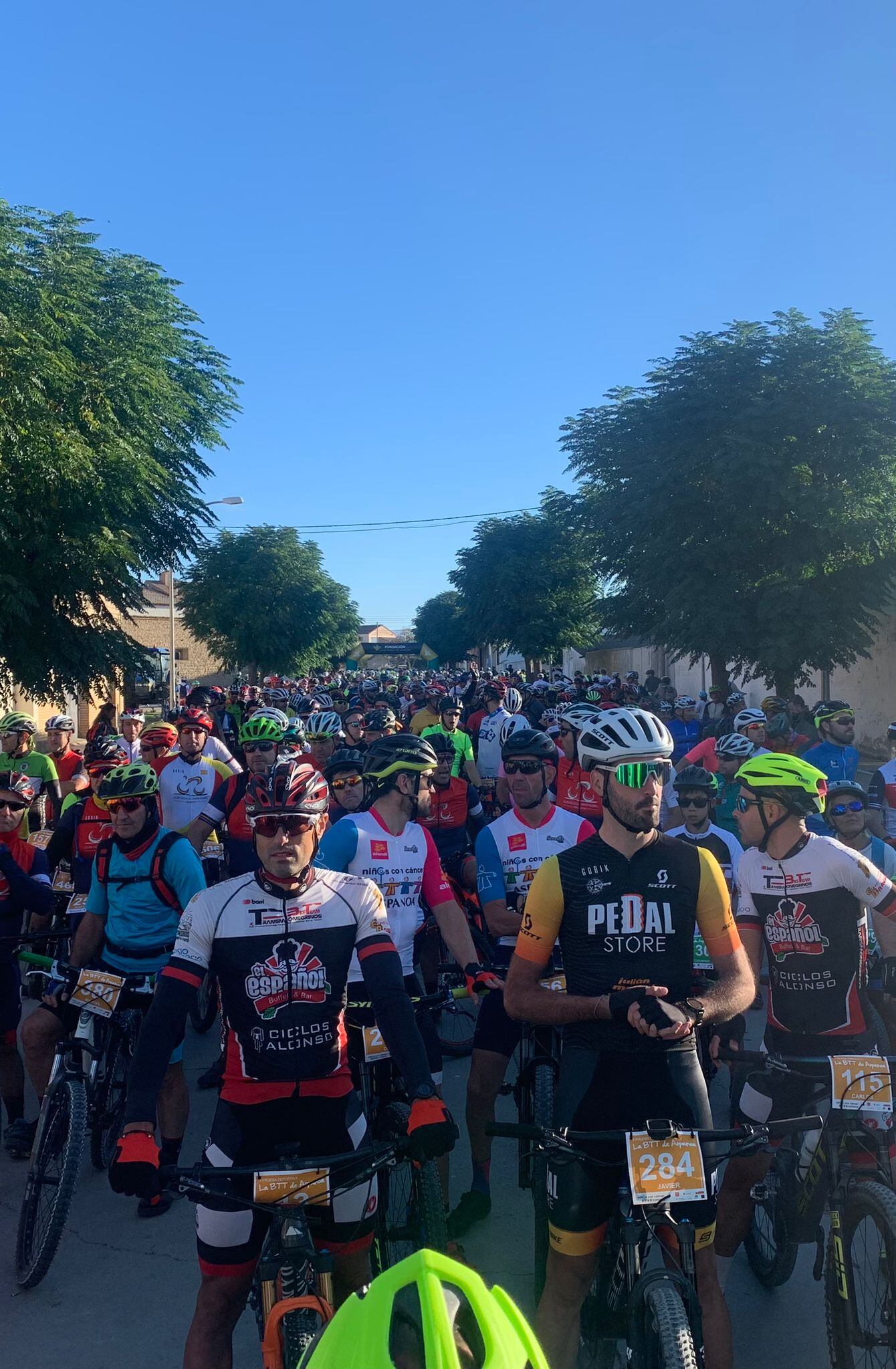 Participantes en la BTT de Aspanoa, antes de la salid