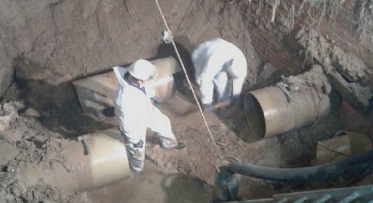 Trabajos de reparación del reventón que ha afectado a la zona sur