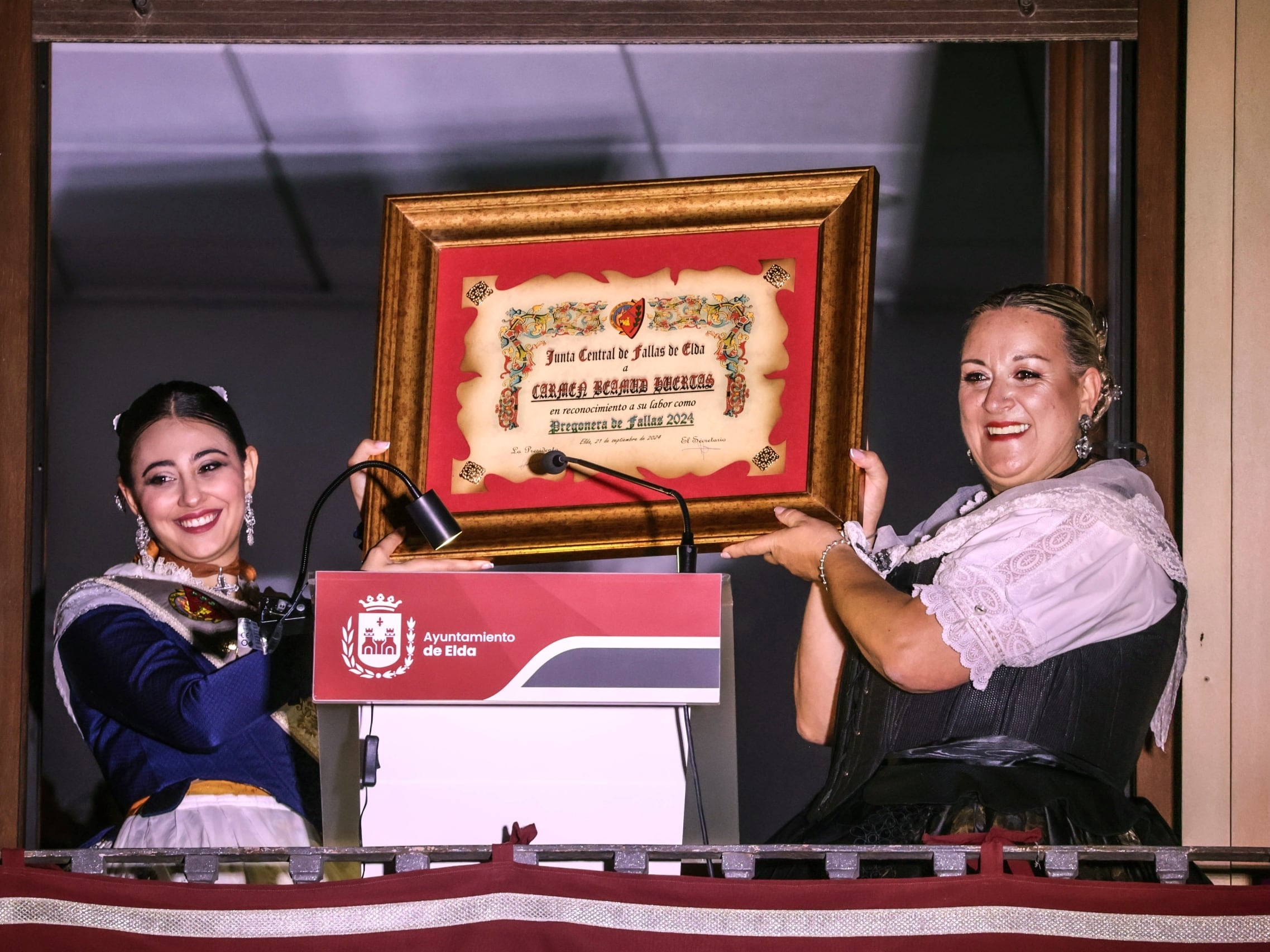 Eva Vicente, presidenta de la Junta Central de Fallas de Elda, junto a Carmen Beamud, pregonera de Fallas de Elda 2024.