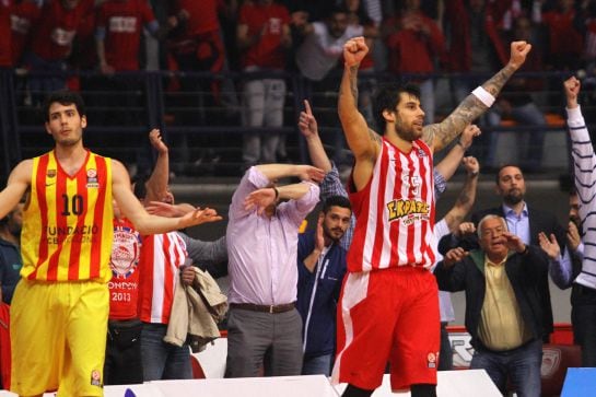 PI01. EL PIREO (GRECIA), 21/04/2015.- Georgios Printezis (d) de Olympiacos Piraeus celebra al término de un partido de la tercera ronda de la Euroliga ante FC Barcelona hoy, martes 21 de abril de 2015, en el SEF Indoor arena de El Pireo (Grecia). EFE/SPYR