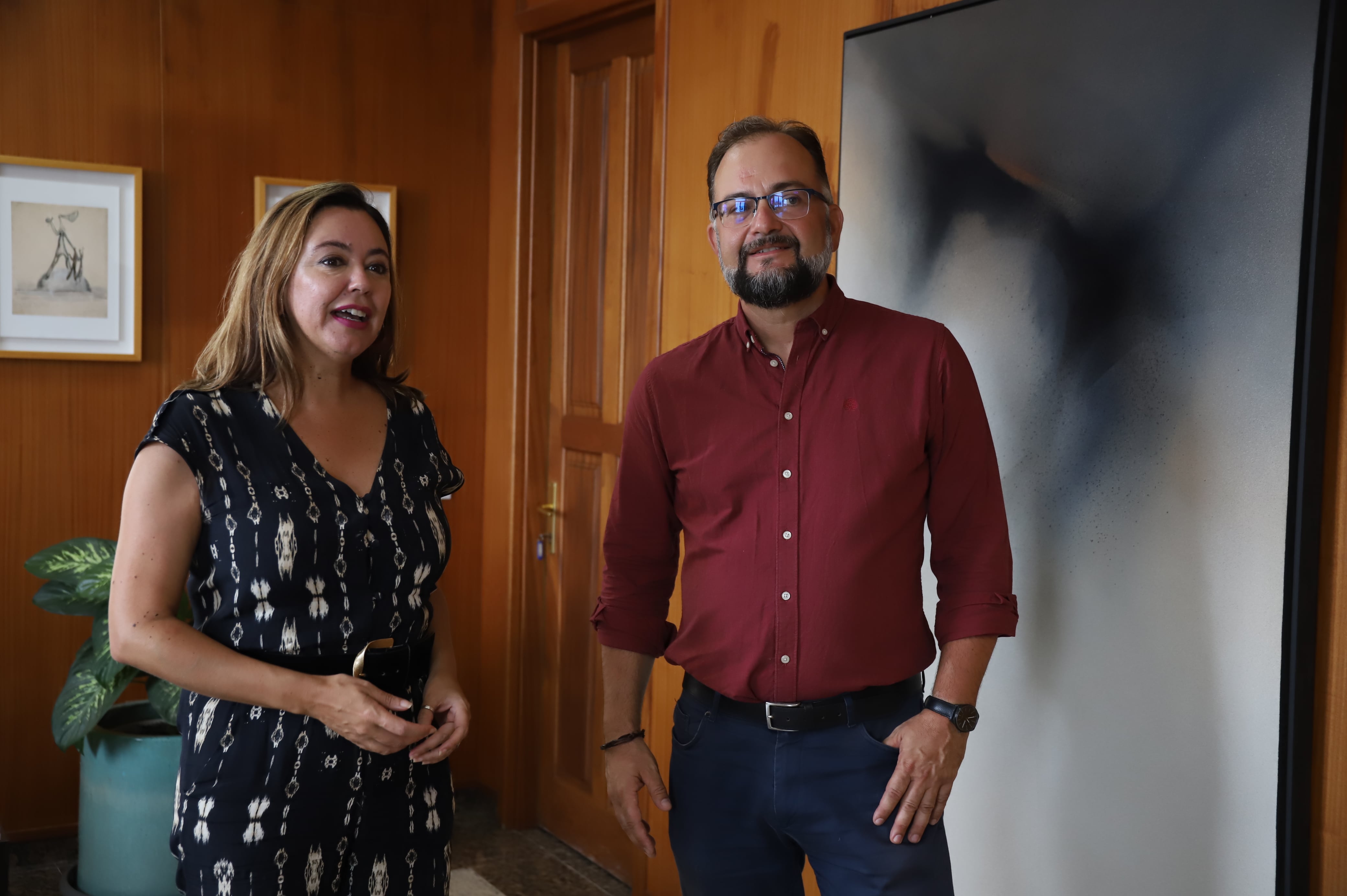 La presidenta del Cabildo, María Dolores Corujo, y el consejero insular de Vivienda, Jorge Peñas.