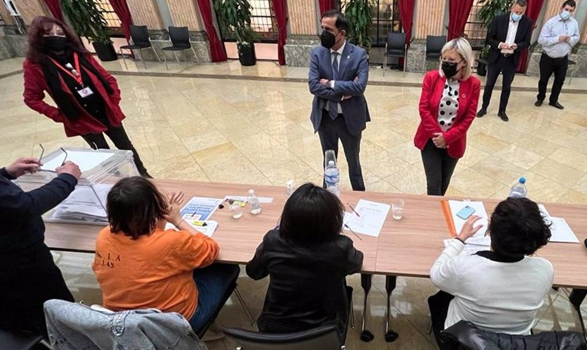 El alcalde, José Antonio Serrano, ha visitado la constitución de las mesas electorales