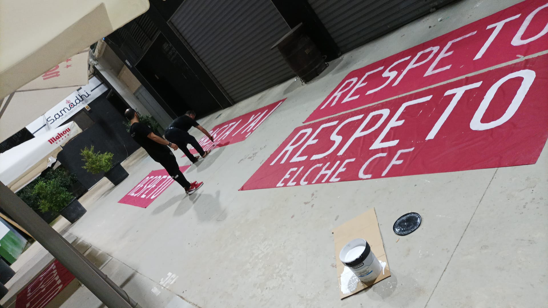 Los peñistas del Elche preparando las pancartas contra los árbitros