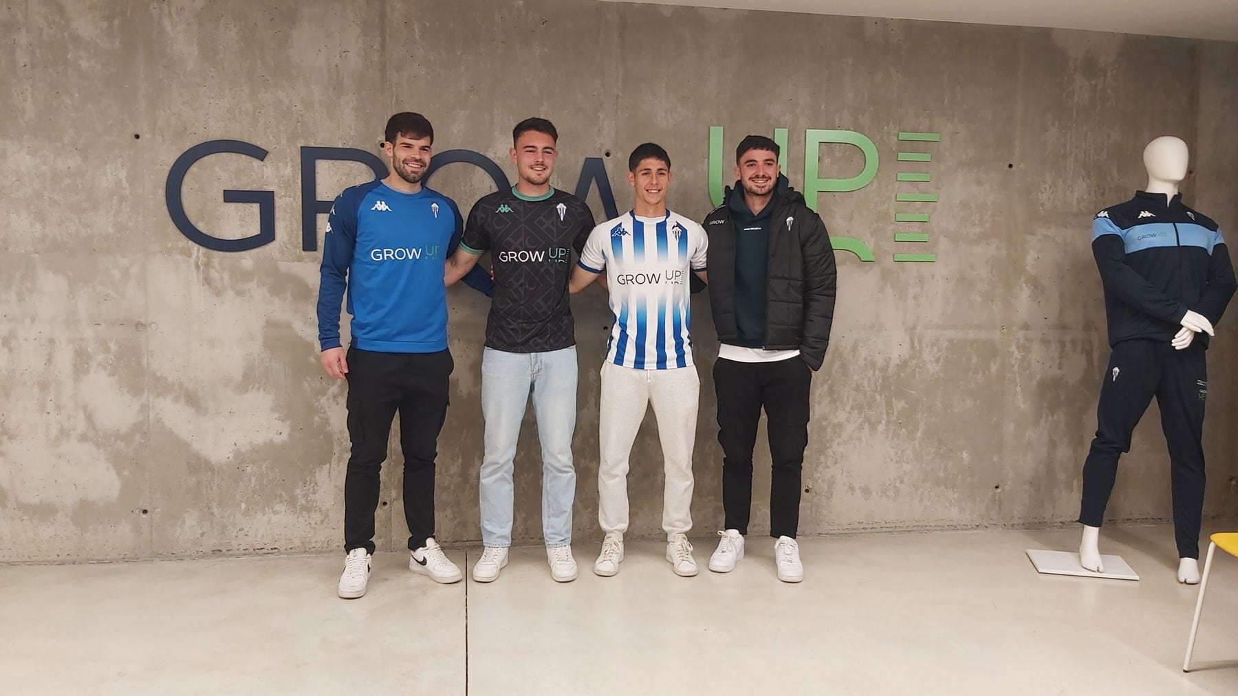 Carlos Blanco, Andrés Rodríguez, Farru y Ferni, con una prenda distinta del club que se pueden obtener en la tienda on-line