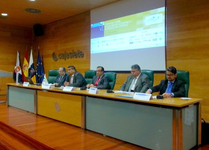 El presidente de la Asociación de Asesores Fiscales de Canarias, hablando, en la presentación de las Jornadas sobre delincuencia económica