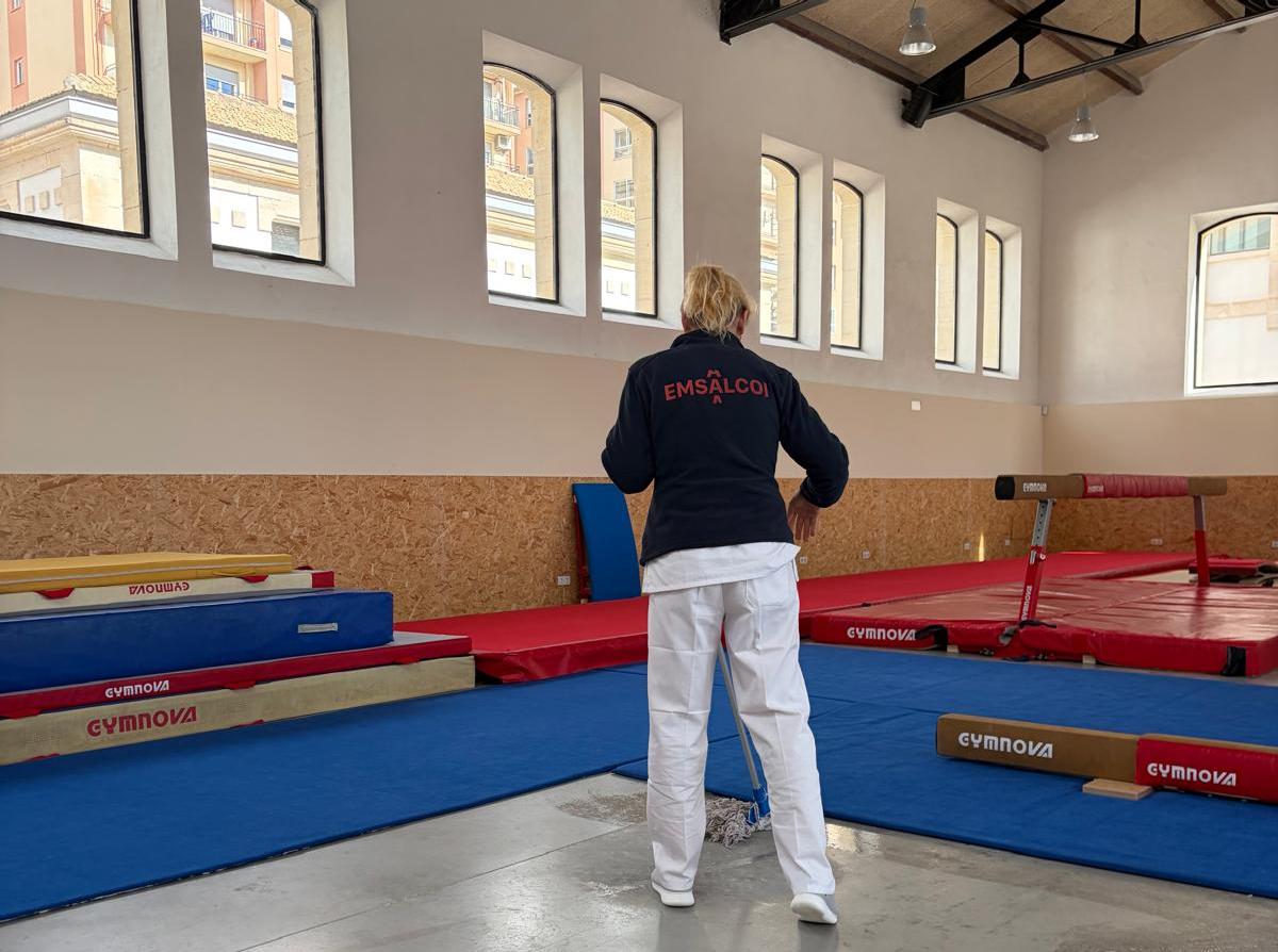 Una empleada de la EMSA limpiando en el complejo deportivo Eduardo Latorre de Alcoy.