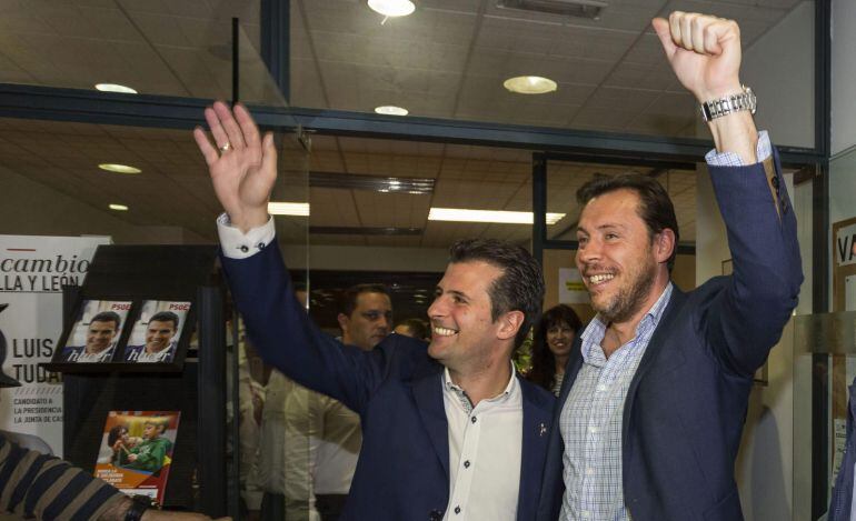 GRA806. VALLADOLID. 24/05/2015. El candidato socialista a la Junta de Castilla y León Luis Tudanca (i), el candidato a la alcaldía de Valladolid Óscar Puente (c), y el secretario del PSOE de Valladolid Javier Izquierdo, celebran los resultados electorales