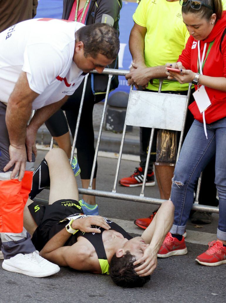GRA092. SAN SEBASTIÁN, 08/11/2015.- El atleta gallego, Pedro Nimo, es atendido por efectivos de la Cruz Roja tras atravesar la línea de meta, durante la 51 edición de la carrera popular Behobia-San Sebastián, en la que participan 34.000 personas. EFE/Juan Herrero