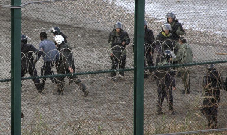 Un grupo de unos 200 inmigrantes subsaharianos han vuelto a protagonizar esta madrugada un intento de entrada masivo a la frontera norte que separa Ceuta de Marruecos, aunque finalmente todos ellos han sido controlados por la Gendarmería marroquí. Los inm