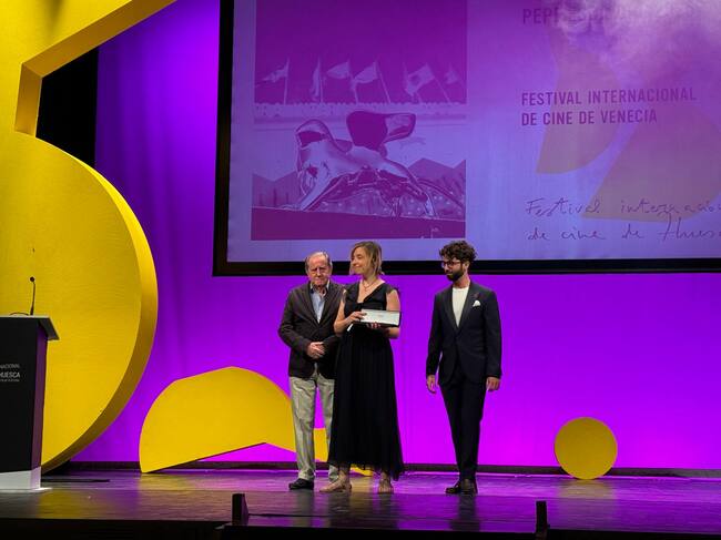 Los responsables del Festival Internacional de Cine de Venecia reciben el premio Pepe Escriche, de manos de Luis Artero