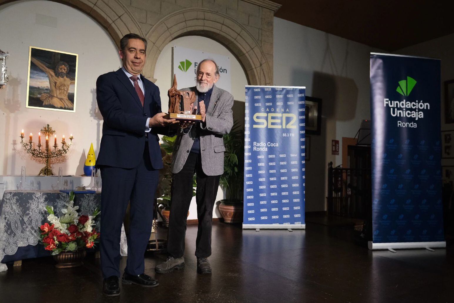 Paco Pérez recibe el reconocimiento por parte de Antonio Lasanta, patrono de la Fundación Unicaja