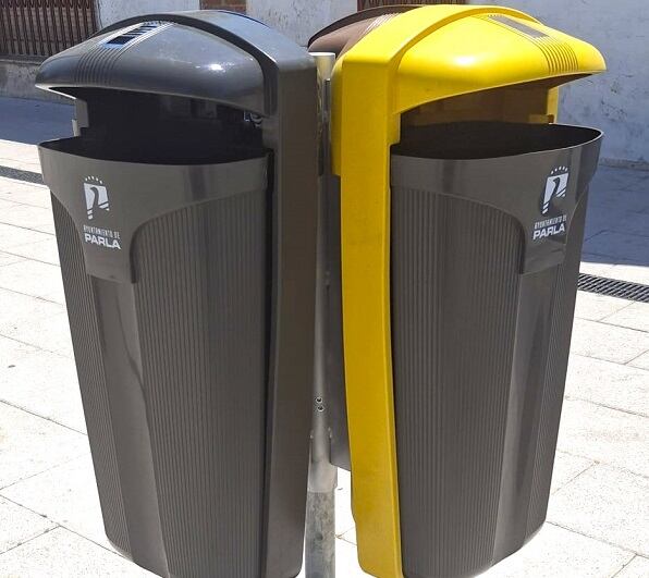 Papeleras multiuso para recoger diferente fracciones de residuos.