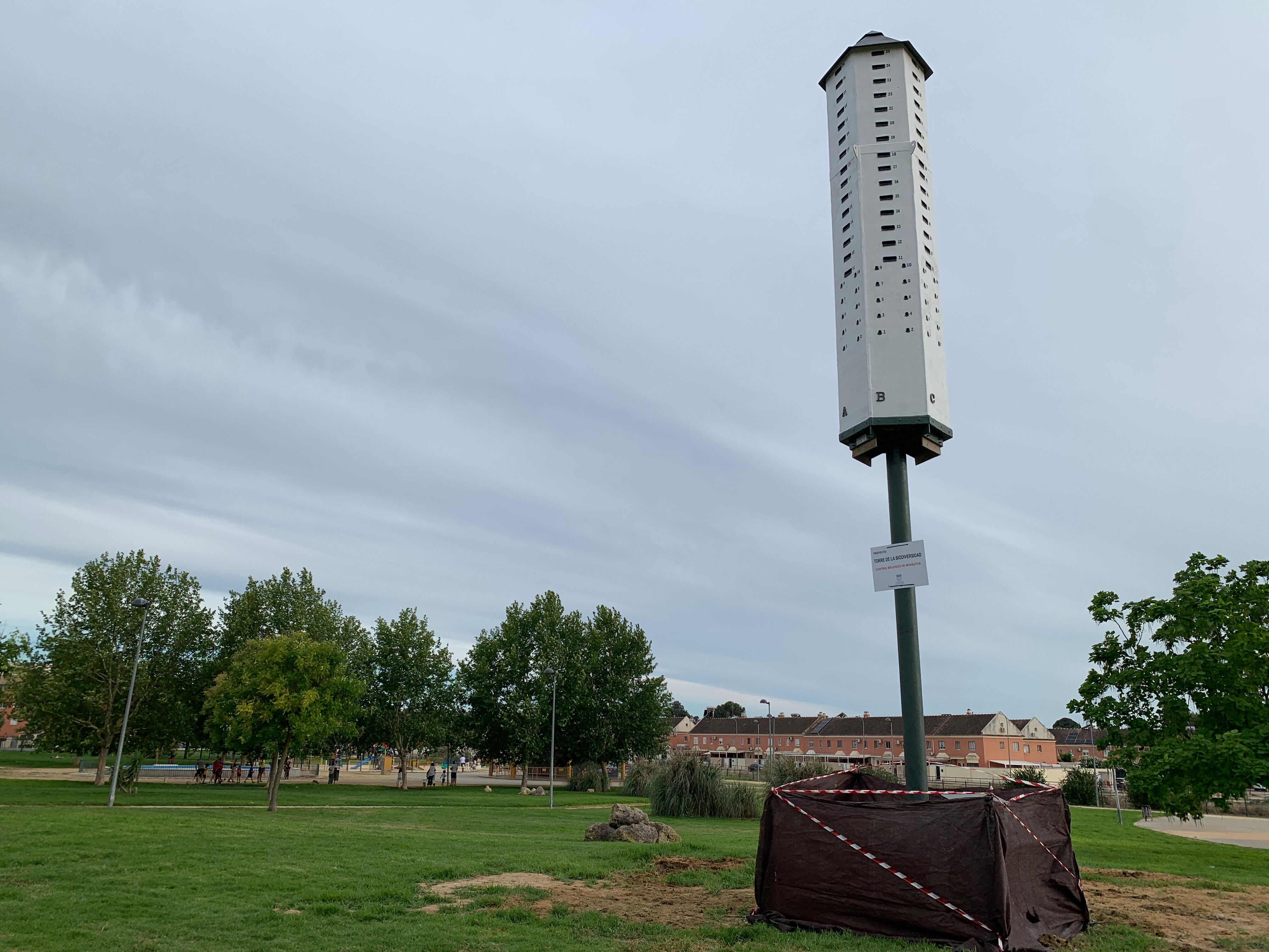 Imagen de la &quot;Torre de la Biodiversidad&quot; instalada en la localidad sevillana de Coria del Río, una infraestructura pionera que puede albergar 300 nidos de distintas aves y ayudará a que se controlen las poblaciones de mosquitos que propagan el virus del Nilo.