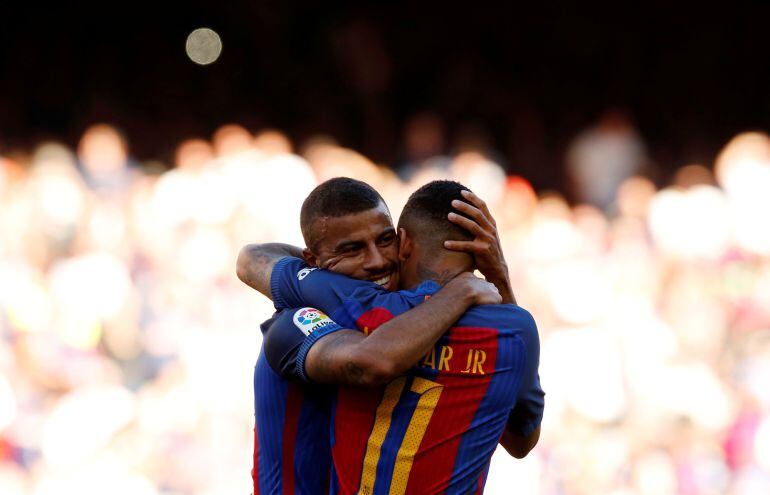 El abrazo de Neymar y Rafinha.