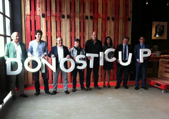 El organizador Iñigo Olaizola forma la palabra DONOSTI CUP con los organizadores del campeonato.