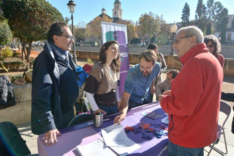 Mesa de recogida de sugerencias de la ciudadanía de Podemos Granada