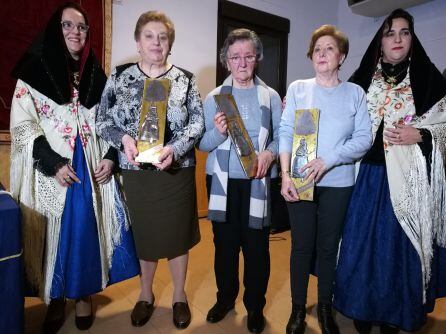 Las alcaldesas junto a las tres mujeres que han recibido el homenaje por su colaboración y ayuda con las distintas alcaldesas a lo largo de muchos años