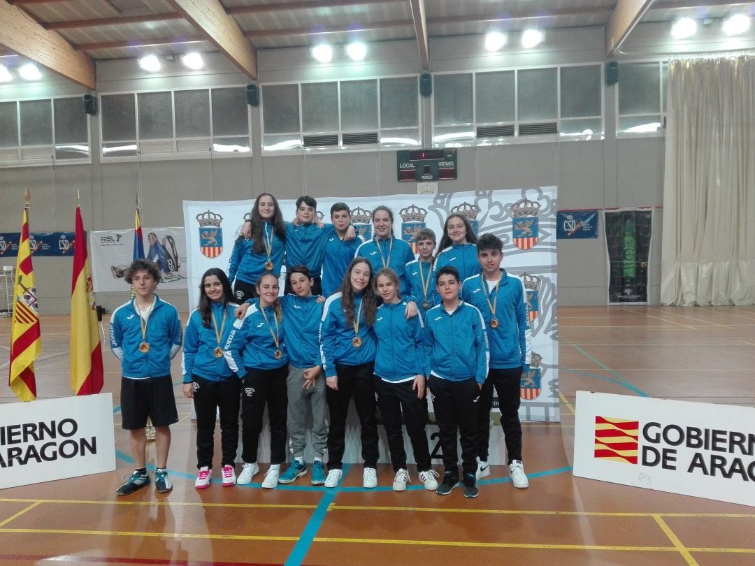 Los jugadores sorianos, con sus medallas en Alfajarín.