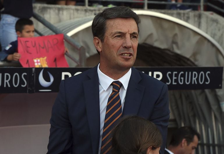 El entrenador del Granada, José González, durante el partido frente al FC Barcelona de la 38 y última jornada de Liga de Primera División