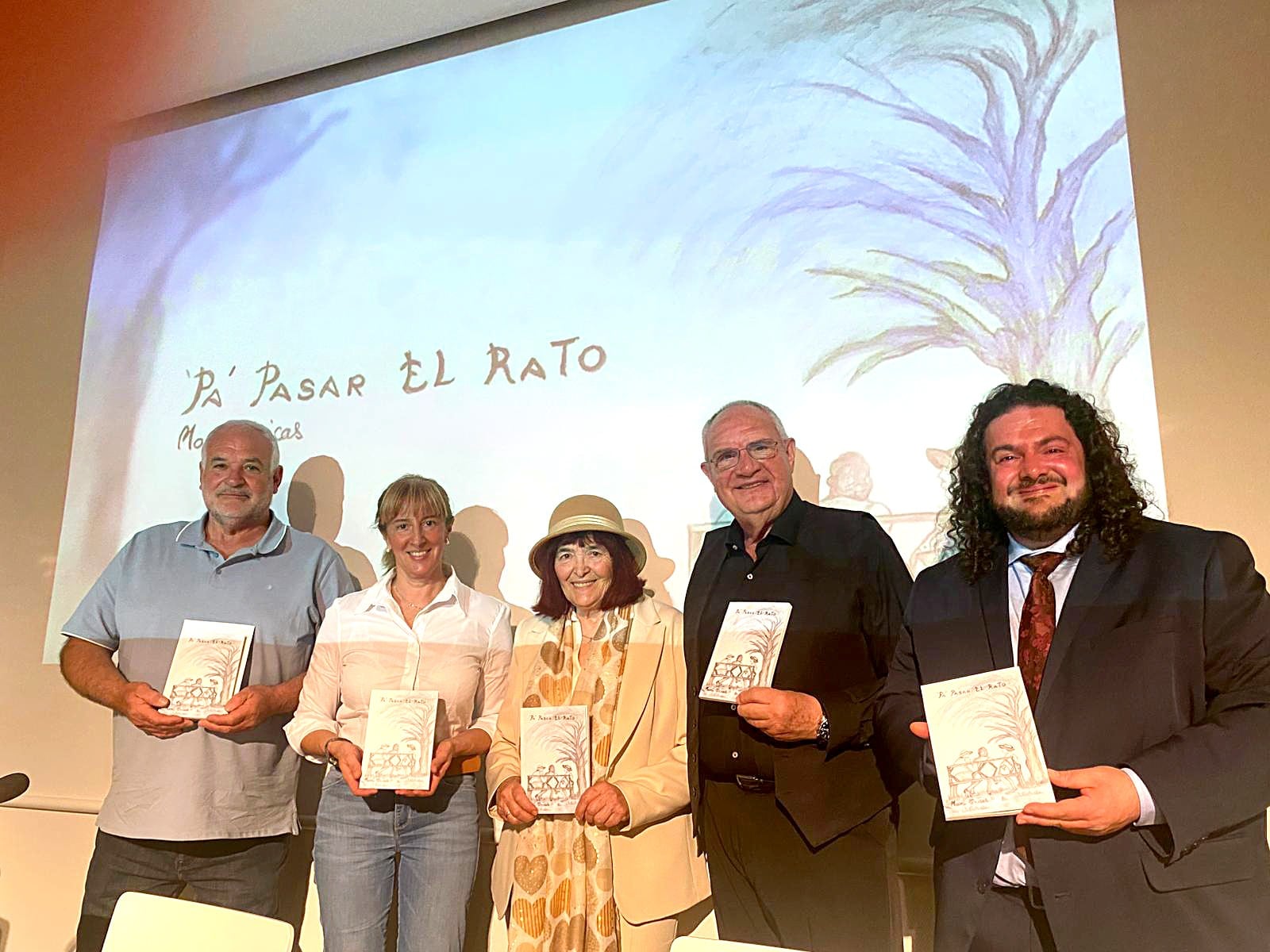 Foto de familia de los que participaron en la presentación del libro