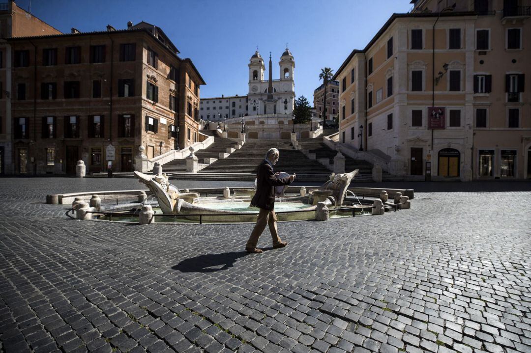 Una persona pasea por la Fontana della Barcaccia en Roma