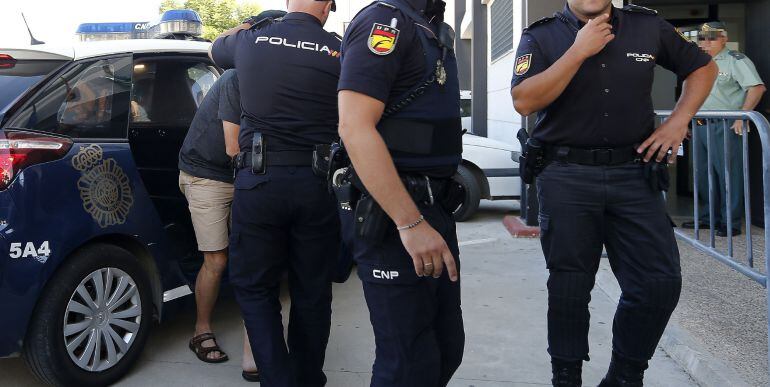 Agentes de la Policía trasladan al conocido como el &quot;Dioni de Almensilla&quot; a prestar declaración ante el juez de Coria del Río (Sevilla), tras ser detenido ayer en el aeropuerto de Barajas. EFE José Manuel Vidal