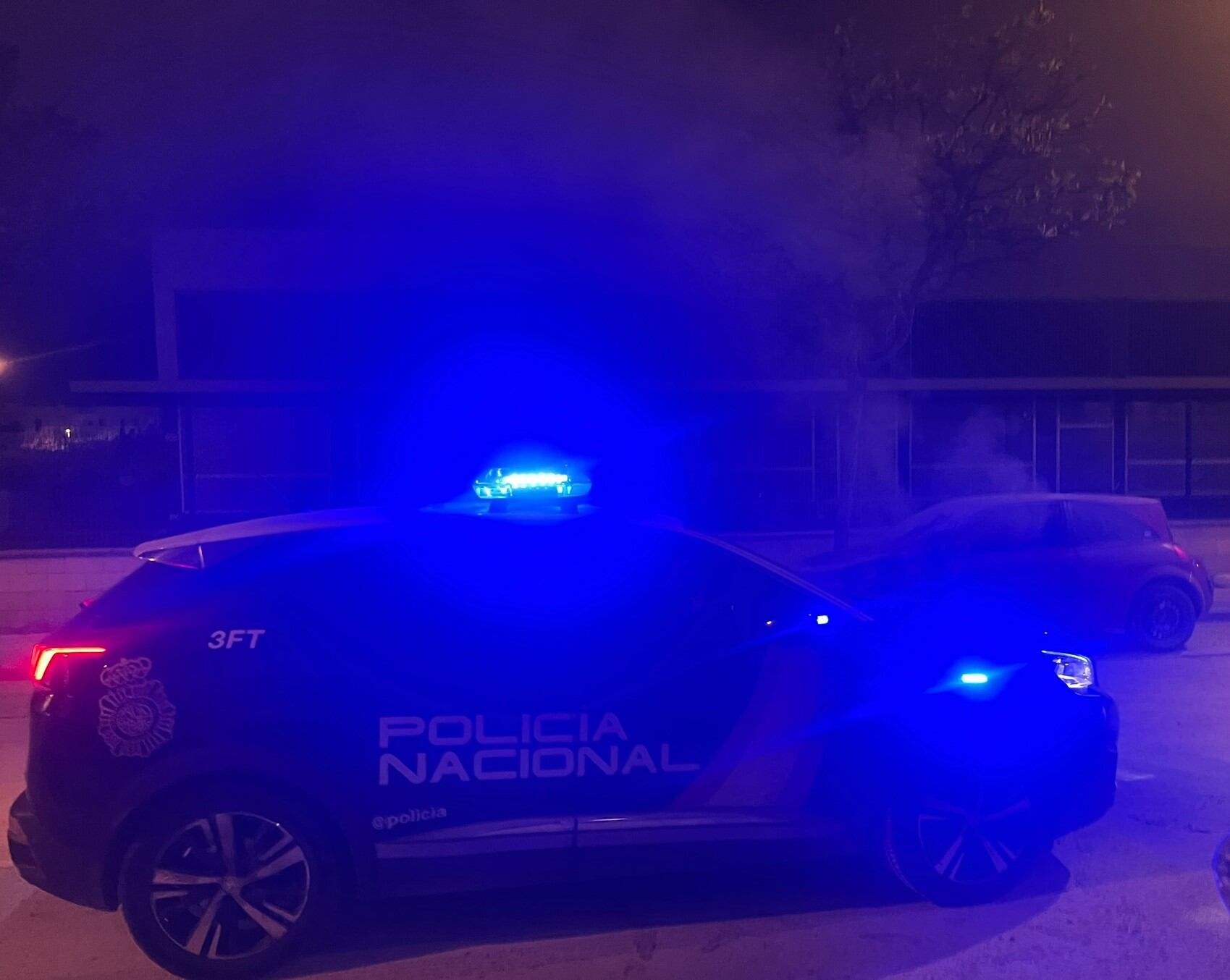 El vehículo incendiado tras una patrulla policial