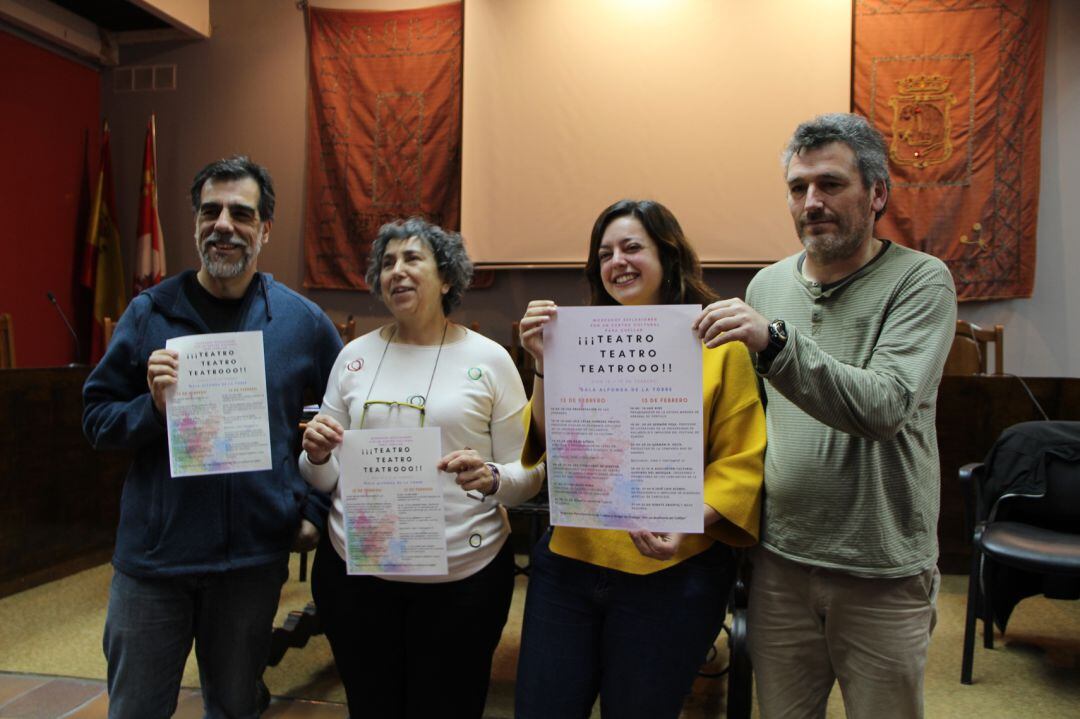 De izquierda a derecha: Fernando Cárdaba, miembro de la plataforma por el auditorio junto a las concejalas de Participación, Montserrat Sanz y de Cultural, Maite Sanchez y a Luis Ramos, miembro de la plataforma.