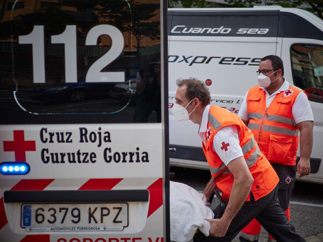 Varios miembros de la Cruz Roja trasladan a un paciente durante un servicio de urgencia realizado en Pamplona
