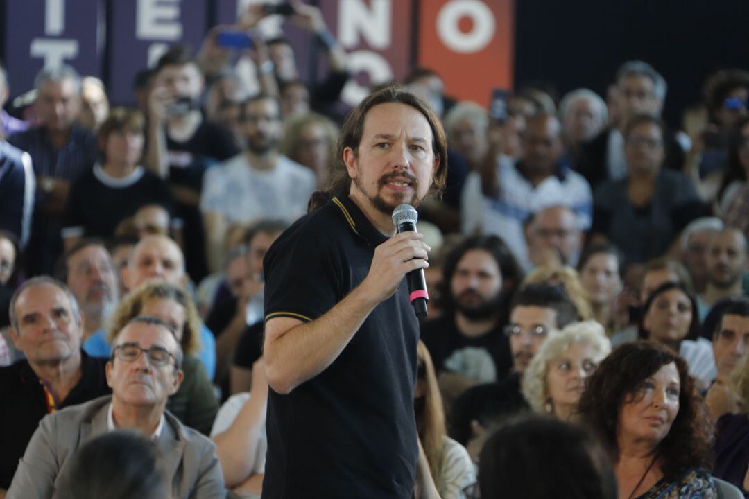 El secretario general de Podemos, Pablo Iglesias, interviene durante un encuentro con la gente en Palma de Mallorca.