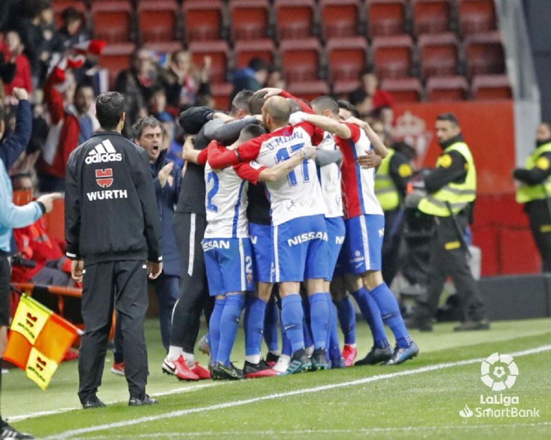 Los futbolistas del Sporting celebran uno de los goles a la UD Las Palmas