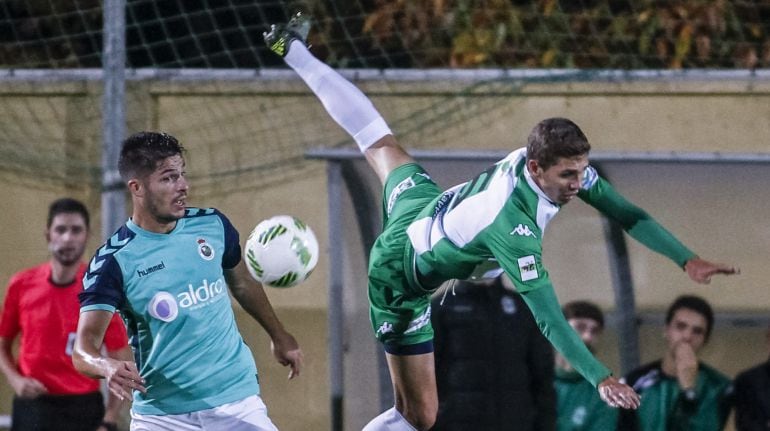 Caye Quintana, peleando por un balón suelto en el área del Somozas.