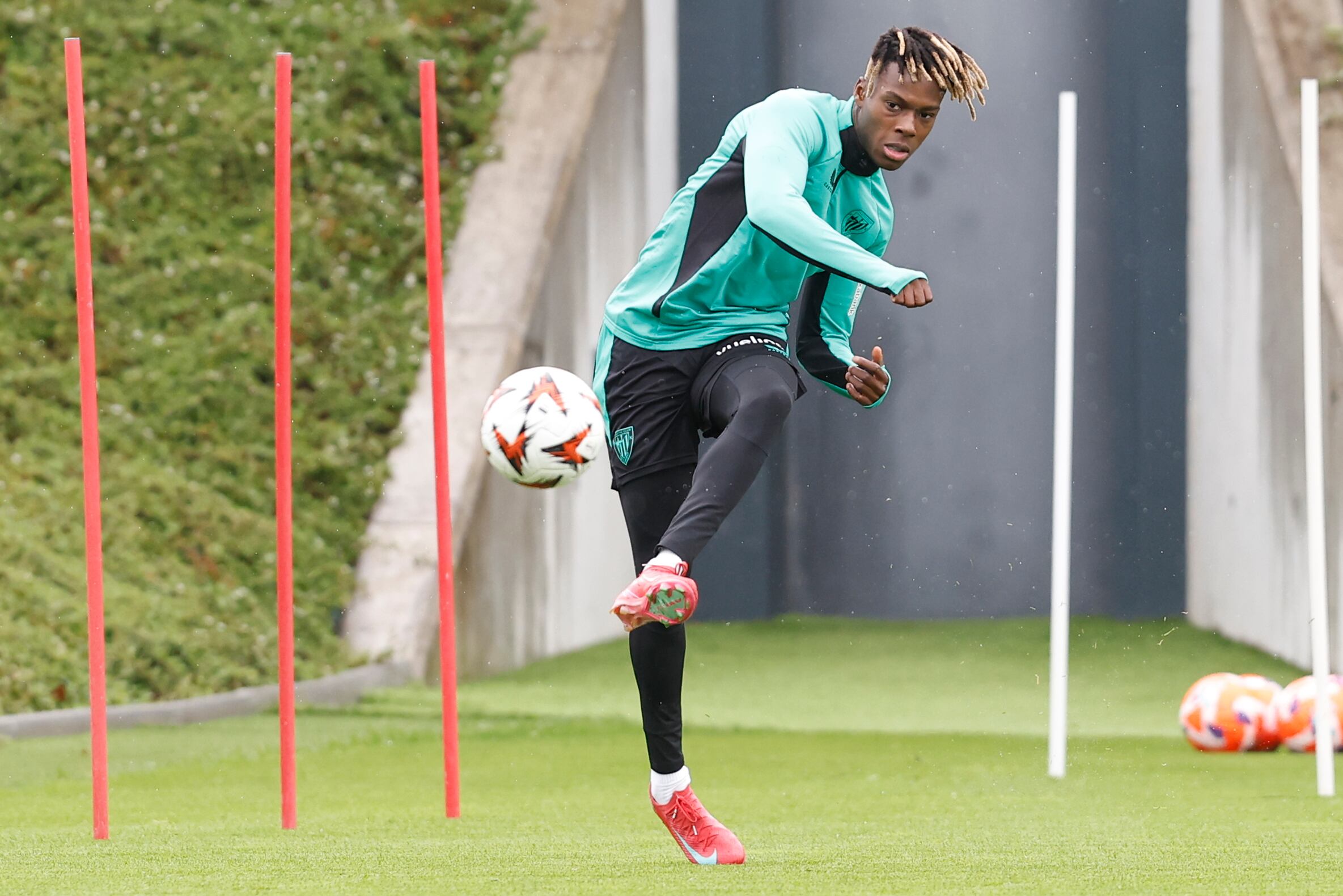 Nico Williams ha calentado separado del resto de la plantilla durante el entrenamiento que el Athletic Club ha celebrado este martes