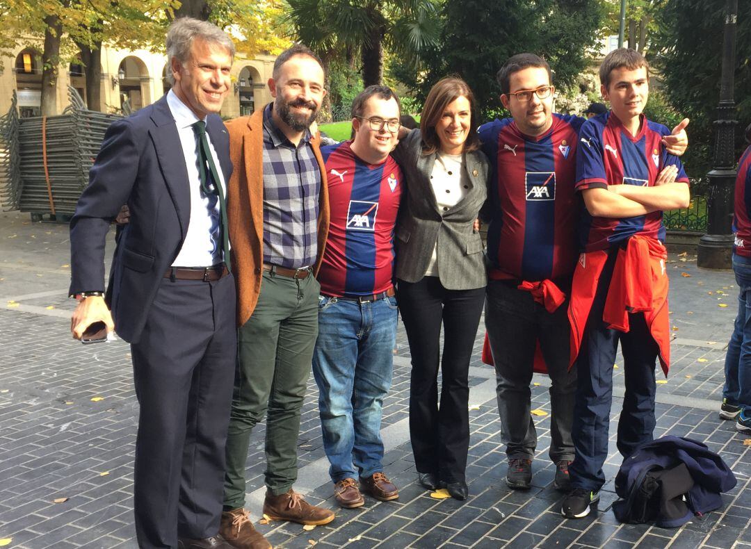 Amaia Gorostiza y Denis Itxaso posan con algunos jugadores del equipo del Eibar que jugará la Liga Genuine
