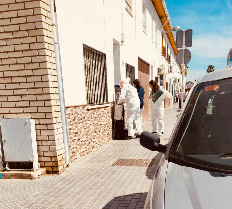 Efectivos de la Guardia Civil acceden al domicilio en el que se ha localizado el cadáver de un hombre con aparentes signos de violencia en Palma del Río (Córdoba)