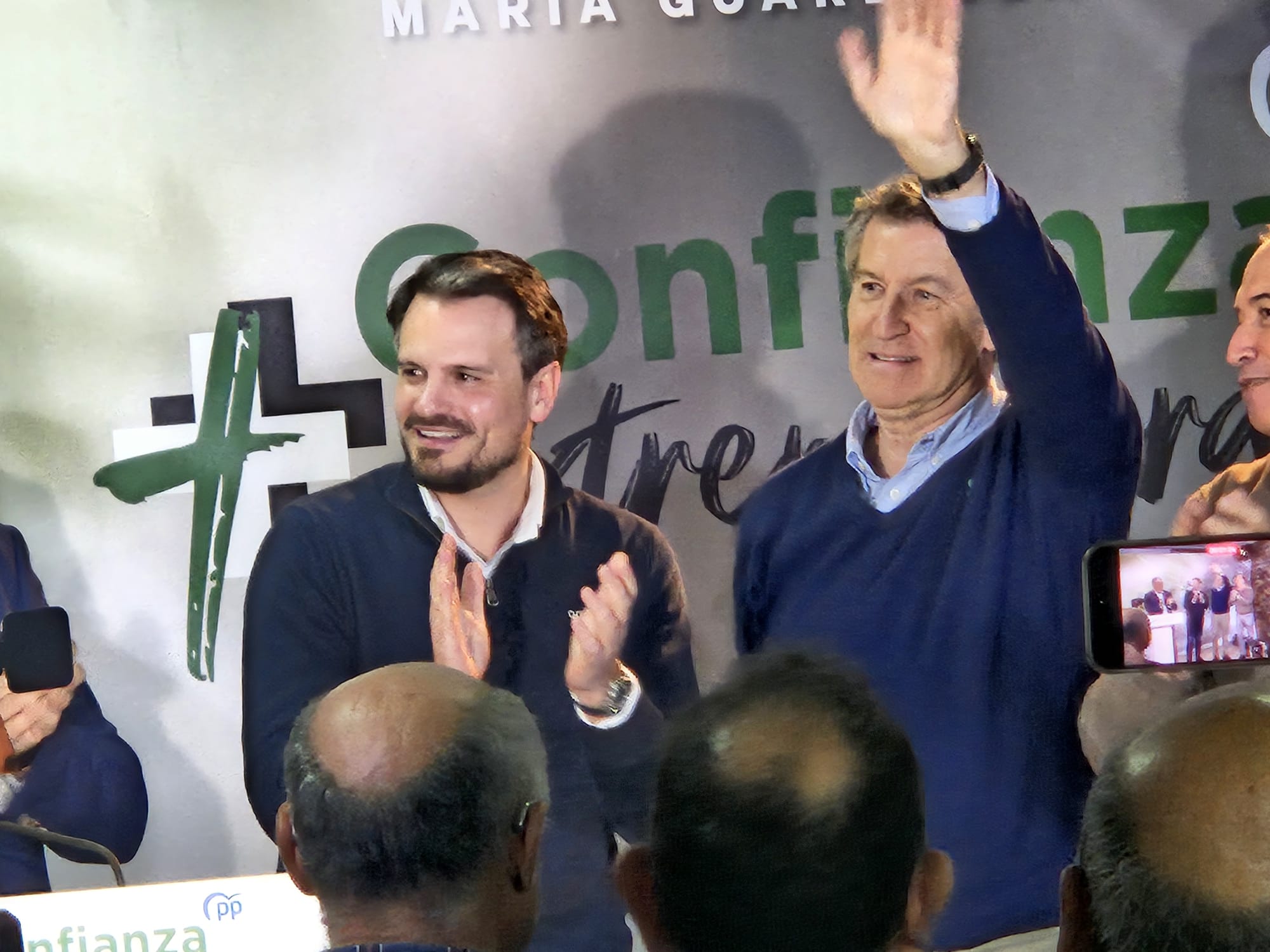 El secretario general del PP de Extremadura, Abel Bautista, y el secretario general del partido nacional, Alberto Núñez Feijóo, durante el acto de campaña en Pinofranqueado (Cáceres).