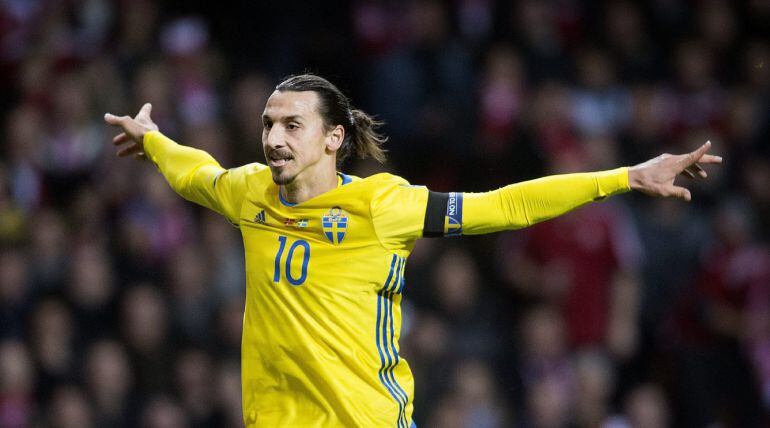 El jugador de Suecia Zlatan Ibrahimovic celebra un gol ante Dinamarca 