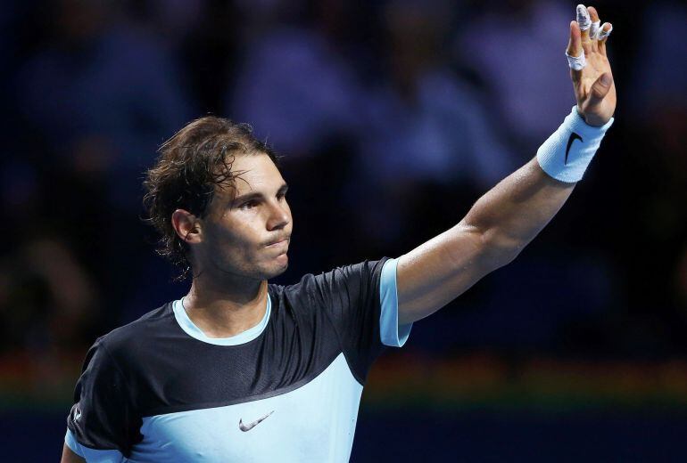 Rafael Nadal saluda al público tras derrotar a Dimitrov.