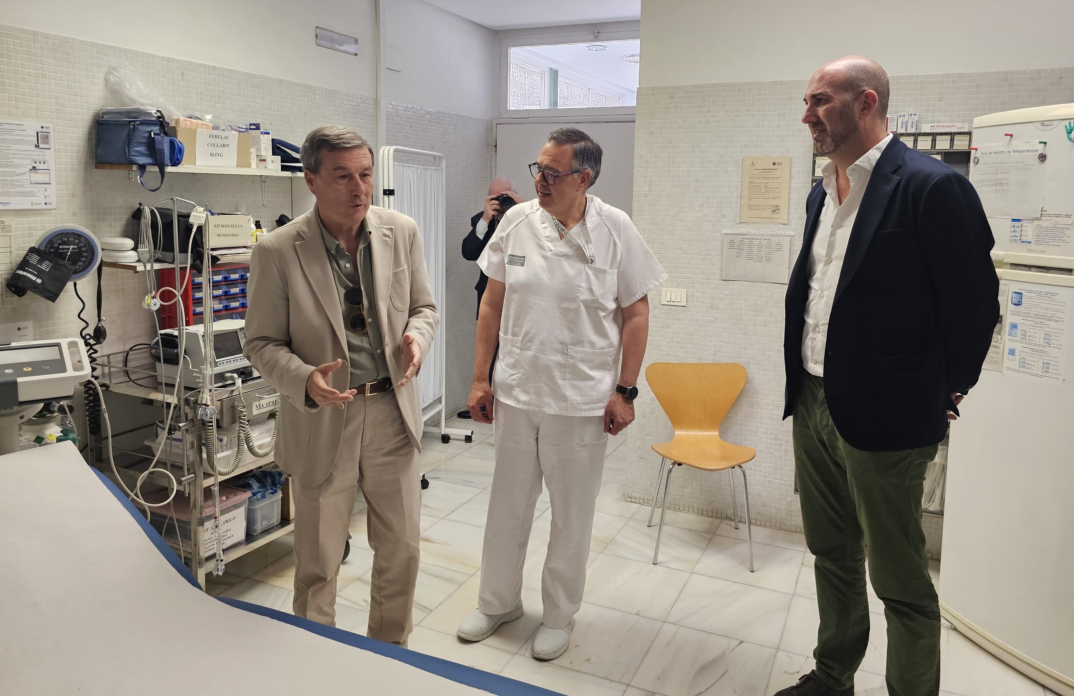 Un momento de la visita del conseller y del alcalde al actual centro de salud de Castalla.