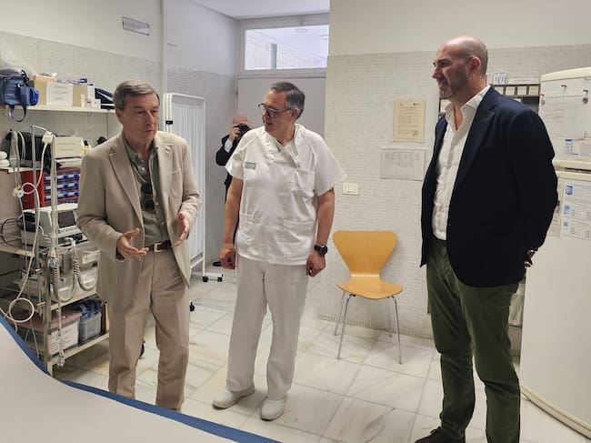 Un momento de la visita del conseller y del alcalde al actual centro de salud de Castalla.