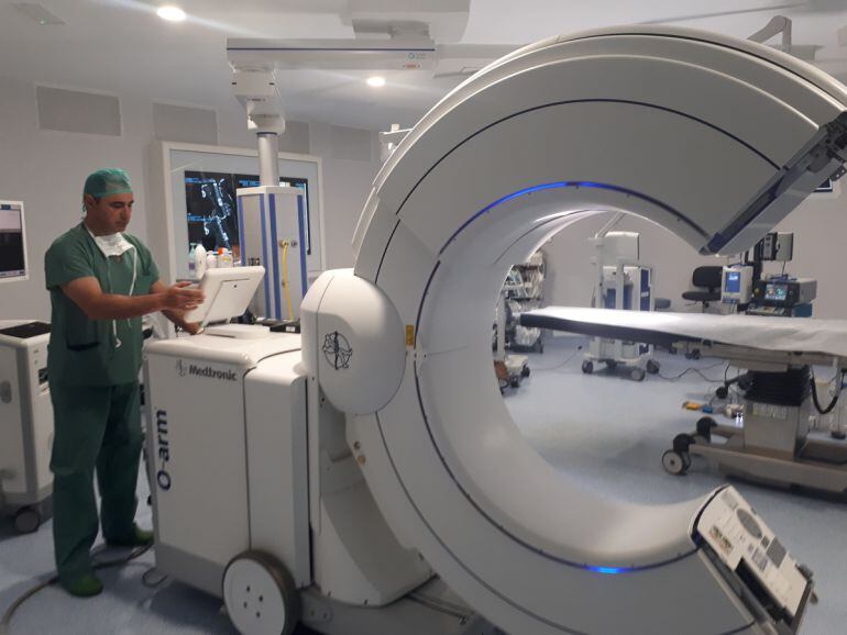 Escáner para obtener imágenes 3D en directo que mejoran ciertas intervenciones quirúrgicas en el hospital Neurotraumatológico en Granada