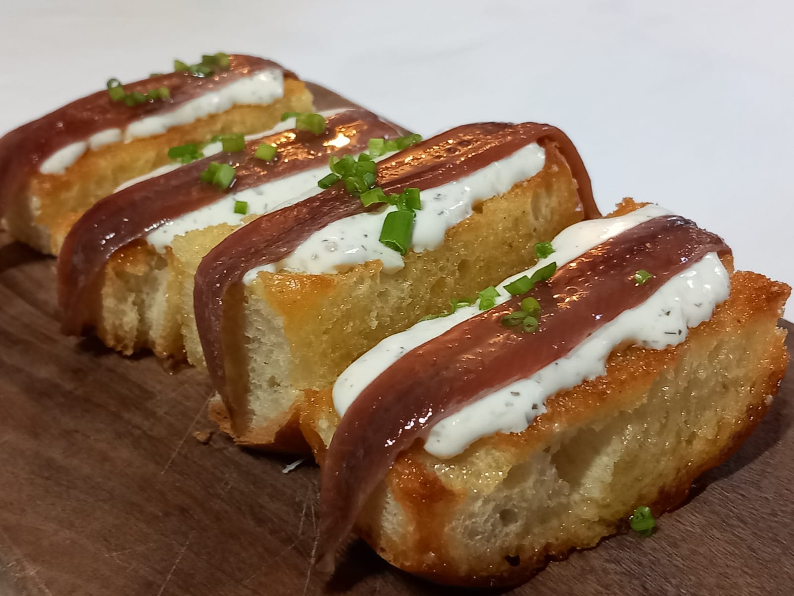 Brioche artesano, mantequilla de vaca, crema de queso y anchoa del Cantábrico