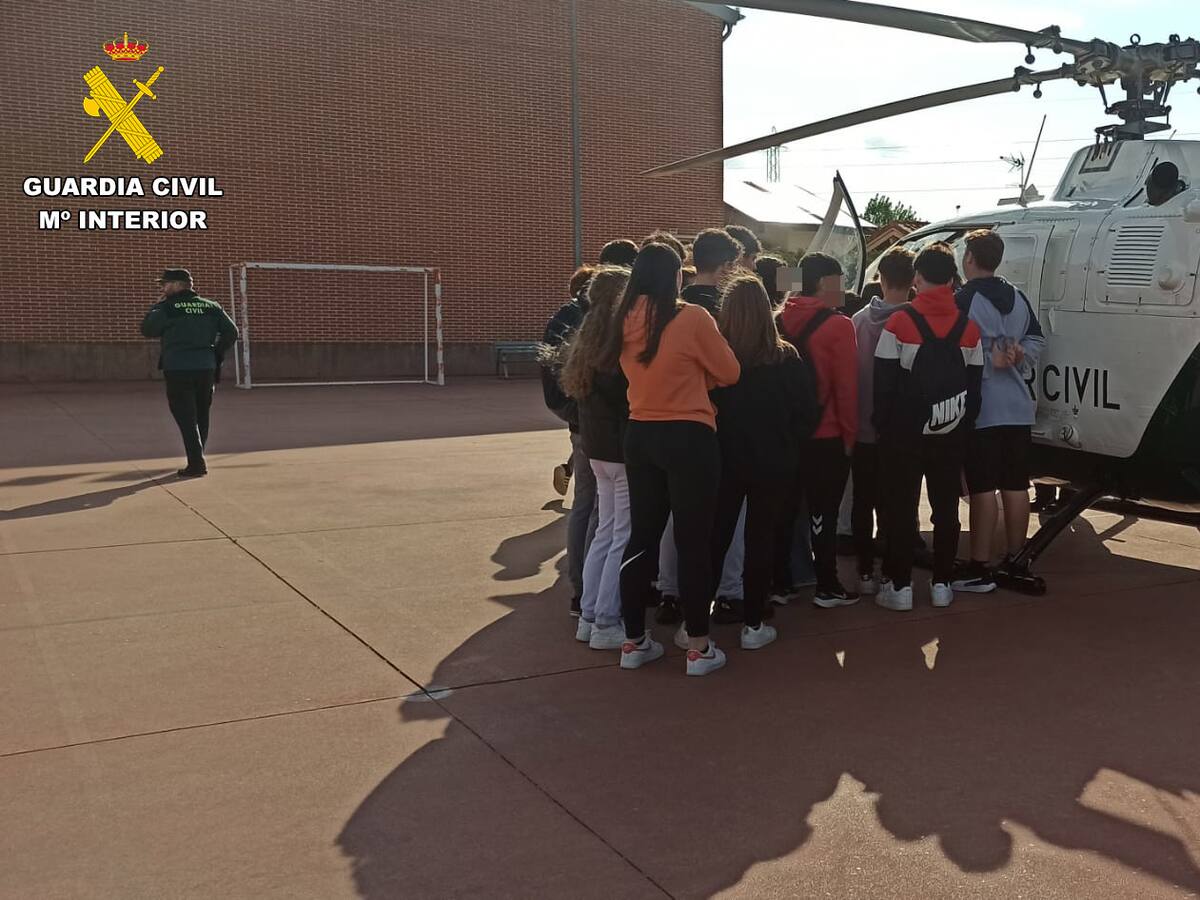 El Servicio aéreo de la Guardia Civil celebra sus 50 años con una actividad en Venta de Baños