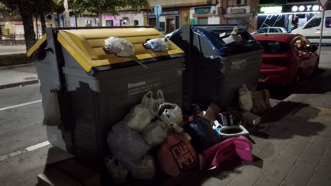 Contenedores de recogida selectiva desbordados de residuos todo el fin de semana en la plaza Gómez Ulla