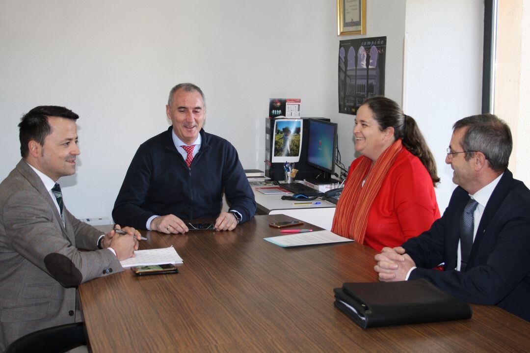 Reunión mantenida entre el delegado territorial de la Junta y la alcaldesa de Santa María la Real de Nieva.