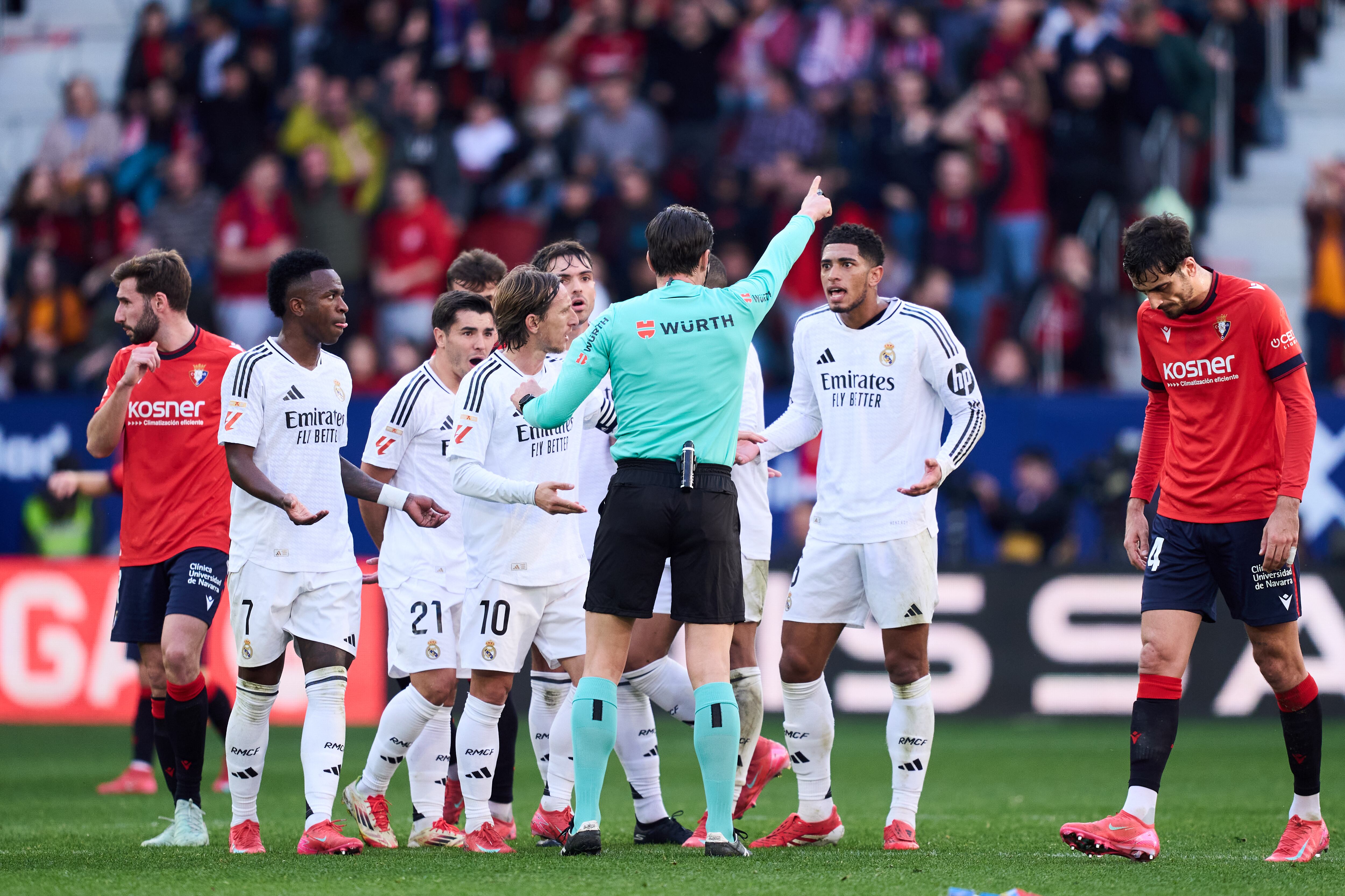 Jude Bellingham es expulsado por Munuera Montero en el partido ante Osasuna