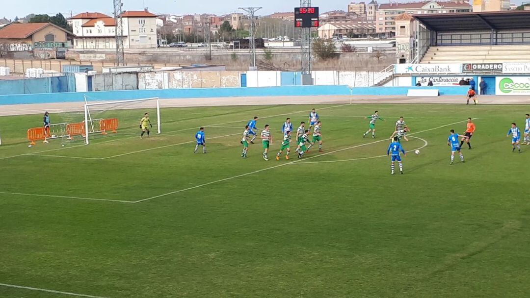 Una jugada de ataque de los ribereños cuando el encuentro ya señalaba el 3-0 con el que se acabó resolviendo la contienda.